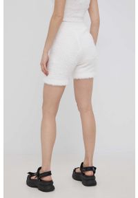 Reebok Classic szorty damskie kolor biały gładkie high waist. Okazja: na co dzień. Stan: podwyższony. Kolor: biały. Materiał: dzianina. Wzór: gładki. Styl: casual