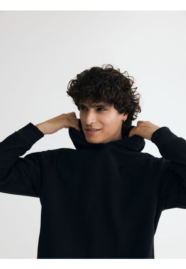 Reserved - Bluza regular z kapturem - czarny. Typ kołnierza: kaptur. Kolor: czarny. Materiał: dzianina, bawełna