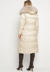 Born2be - Beżowa Długa Kurtka Puchowa z Pikowanymi Przeszyciami i Kapturem z Futrem Zevea. Okazja: na spacer, na co dzień. Kolor: beżowy. Materiał: futro, puch. Długość: długie. Styl: elegancki, casual #2