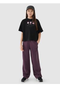 4f - 4F Crop top oversize z nadrukiem dziewczęcy - czarny 122 (6-7 lat). Okazja: na co dzień. Kolor: czarny. Materiał: bawełna, jersey, dzianina. Długość rękawa: krótki rękaw. Długość: krótkie. Wzór: nadruk. Sezon: lato. Styl: sportowy, casual