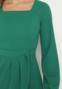 Born2be - Zielona Koktajlowa Sukienka z Kopertowym Dołem i Ściągaczami przy Rękawach Felilena. Kolor: zielony. Sezon: wiosna, lato. Typ sukienki: kopertowe. Styl: wizytowy #6