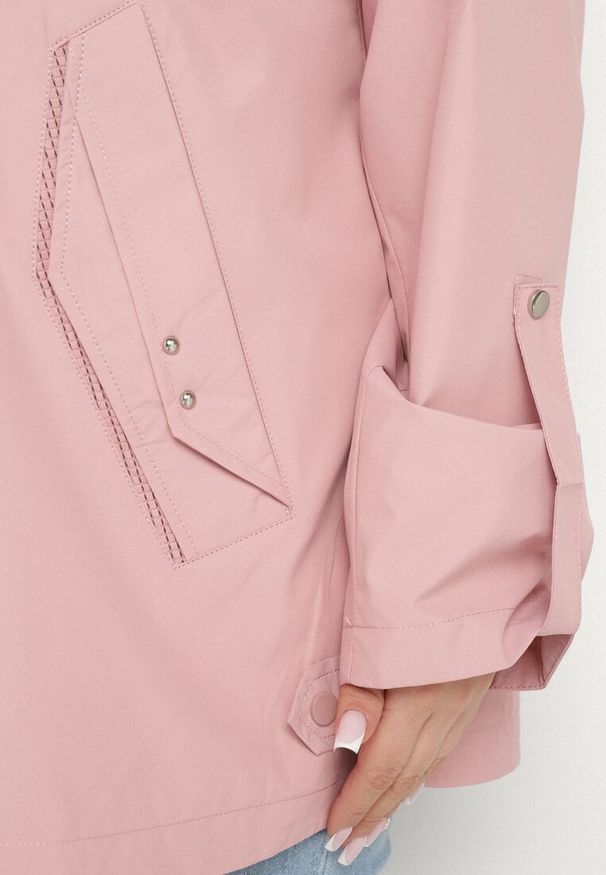 Born2be - Jasnoróżowa Kurtka Typu Wiatrówka z Podwijanymi Rękawami i Odpinanym Kapturem Adivlis. Okazja: na co dzień. Kolor: różowy. Materiał: jeans. Styl: klasyczny, casual