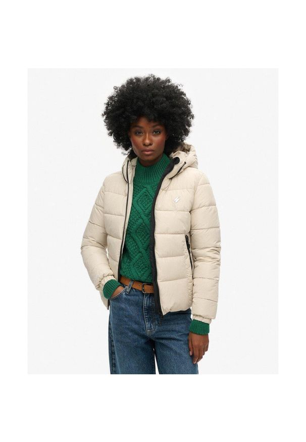 Damska kurtka z kapturem Superdry Spirit Sports. Typ kołnierza: kaptur. Kolor: szary. Długość rękawa: długi rękaw. Styl: elegancki