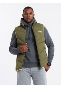 Ombre Clothing - Pikowany bezrękawnik męski z neonowymi akcentami – oliwkowy V5. Typ kołnierza: kołnierzyk stójkowy. Kolor: oliwkowy. Materiał: guma, tkanina, poliester, materiał, syntetyk. Długość rękawa: bez rękawów. Wzór: aplikacja