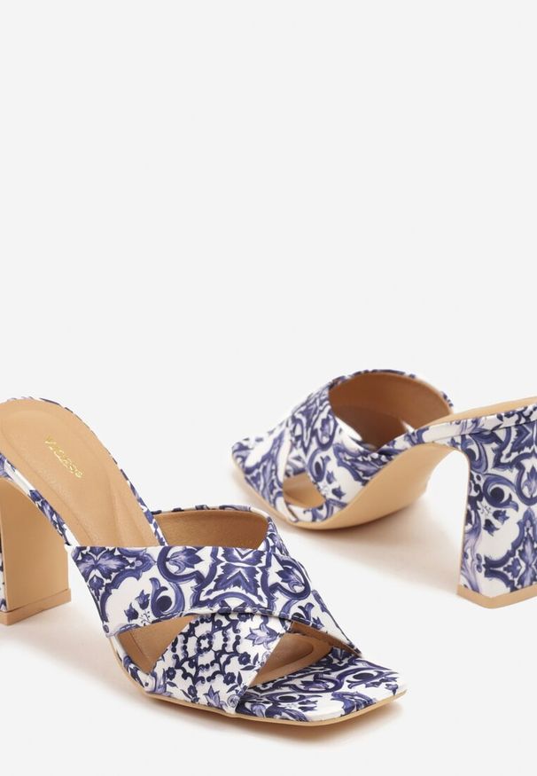Renee - Niebieskie Klapki Vices w Print w Stylu Boho na Słupku Eratharia. Okazja: na co dzień, na imprezę. Kolor: niebieski. Materiał: jeans. Wzór: nadruk. Sezon: lato, wiosna. Obcas: na słupku. Styl: boho