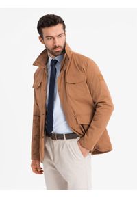 Ombre Clothing - Lekka kurtka męska z kieszeniami i wysokim kołnierzem – brązowa V5. Okazja: na co dzień. Typ kołnierza: kołnierzyk stójkowy. Kolor: brązowy. Materiał: syntetyk, materiał. Wzór: aplikacja. Styl: klasyczny, casual #5