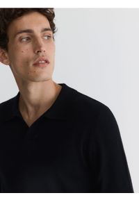 Reserved - Longsleeve polo z wełny merino - czarny. Typ kołnierza: polo. Kolor: czarny. Materiał: wełna. Długość rękawa: długi rękaw