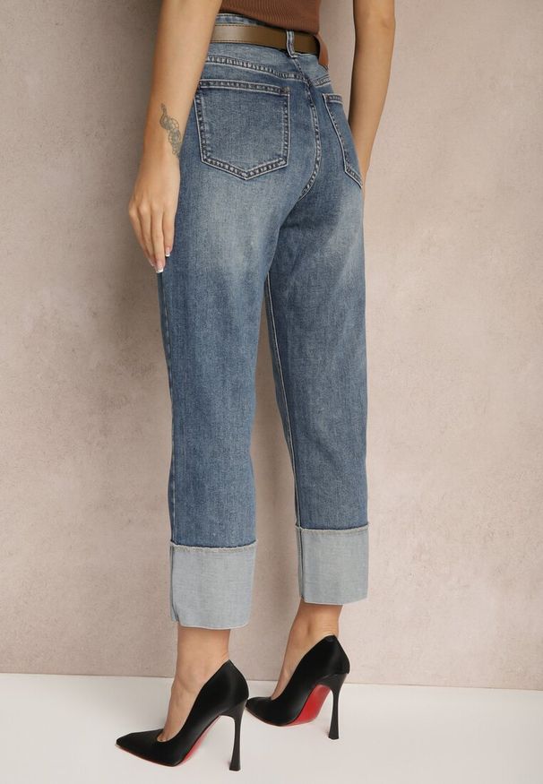 Renee - Niebieskie Jeansy Regular z Ozdobnie Wywiniętymi Nogawkami i Paskiem Corenamia. Okazja: na co dzień. Kolor: niebieski. Styl: casual