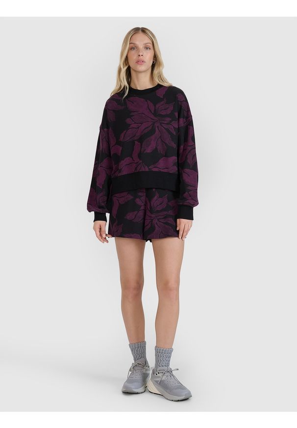 4f - 4F Bluza dresowa nierozpinana bez kaptura damska - multikolor M. Okazja: na co dzień. Typ kołnierza: bez kaptura. Kolor: wielokolorowy. Materiał: dresówka. Wzór: gładki, ze splotem, nadruk. Styl: klasyczny, sportowy, casual, elegancki