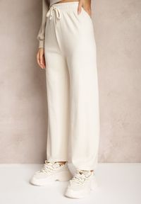 Renee - Beżowe Spodnie o Szerokim Kroju High Waist z Gumką w Pasie Mefinia. Okazja: na co dzień, na imprezę. Stan: podwyższony. Kolor: beżowy. Materiał: satyna. Styl: klasyczny, casual, elegancki, wizytowy