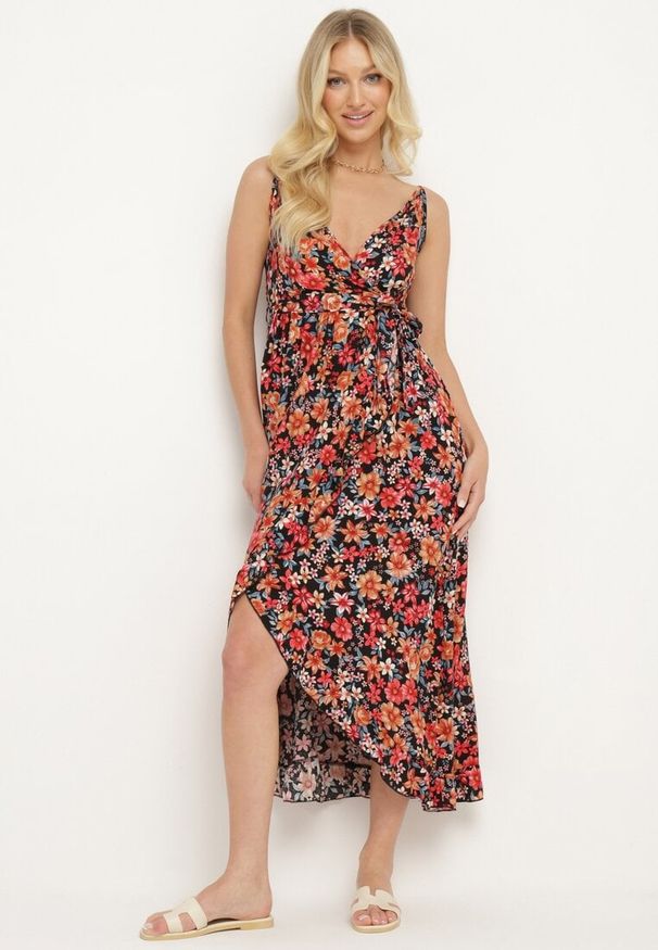 Born2be - Czarno-Pomarańczowa Bawełniana Sukienka Kopertowa na Cienkich Ramiączkach w Kwiatowy Wzór Rissamira. Okazja: na co dzień, na randkę, na spacer. Kolor: czarny. Materiał: bawełna. Długość rękawa: na ramiączkach. Wzór: kwiaty. Sezon: lato. Typ sukienki: kopertowe. Styl: casual, elegancki