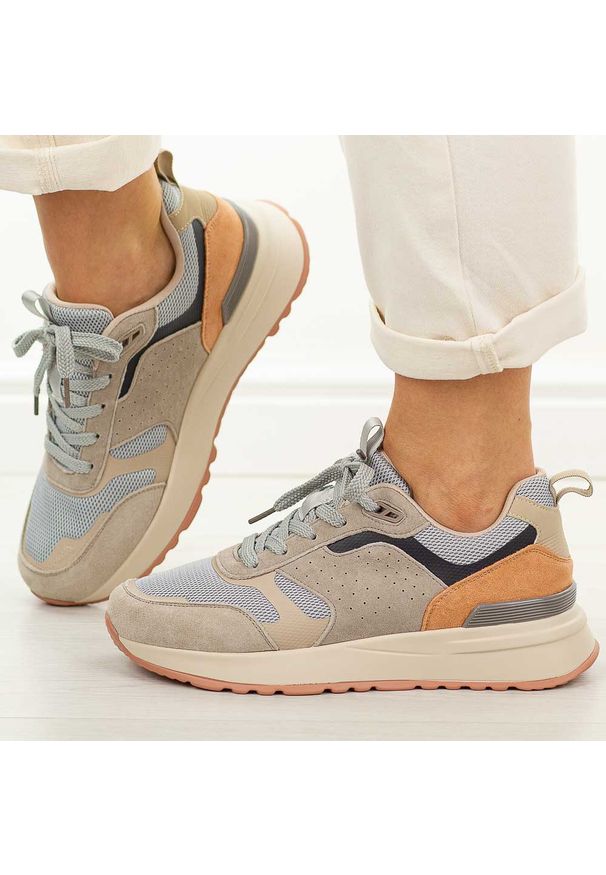 Beżowe skórzane sneakersy damskie T.Sokolski 458. Okazja: na spacer, na co dzień. Nosek buta: okrągły. Kolor: beżowy. Materiał: tkanina, zamsz, skóra. Szerokość cholewki: normalna. Sezon: wiosna, jesień, lato. Obcas: na platformie. Sport: turystyka piesza