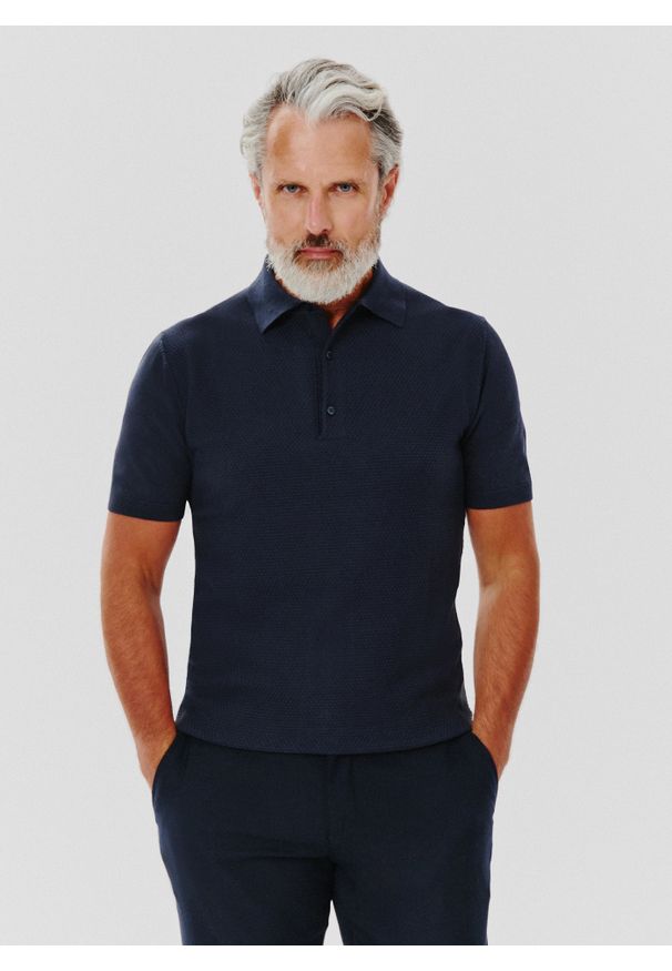 Pako Lorente - PAKO LORENTE – Granatowy t-shirt polo o waflowym splocie. Typ kołnierza: polo. Kolor: niebieski. Materiał: bawełna, poliamid. Wzór: ze splotem. Styl: klasyczny
