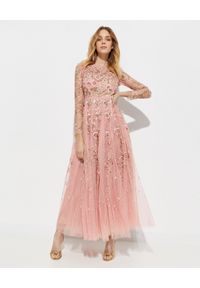 NEEDLE & THREAD - Sukienka z kwiatowym haftem Lilian Rose. Kolor: różowy, wielokolorowy, fioletowy. Materiał: tiul. Długość rękawa: długi rękaw. Wzór: haft, kwiaty #1