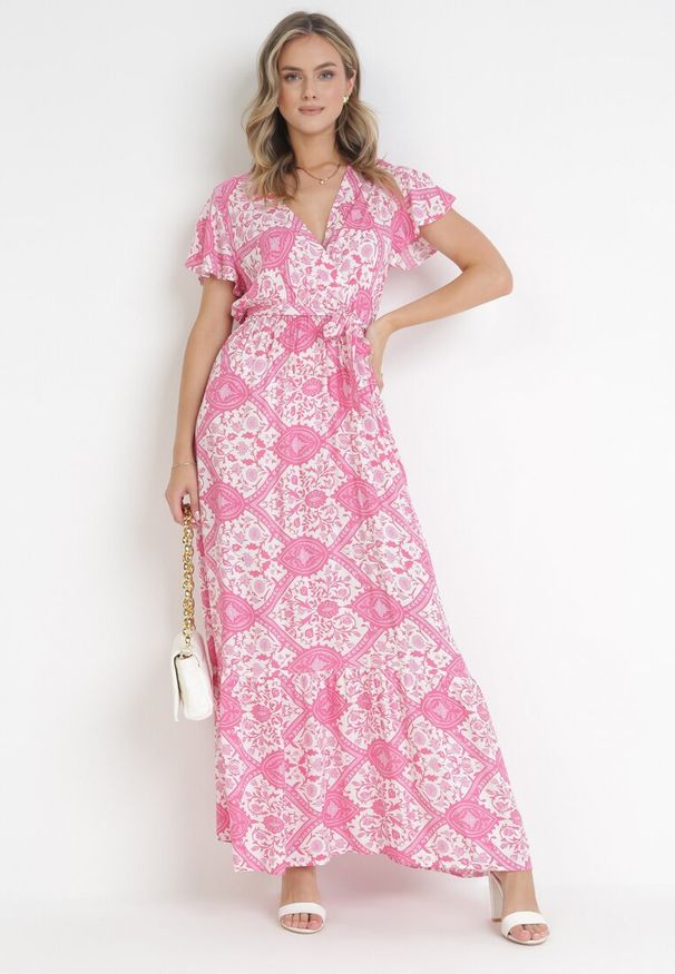 Born2be - Fuksjowa Rozkloszowana Sukienka Maxi z Wiązanym Paskiem Aziza. Typ kołnierza: dekolt kopertowy. Kolor: różowy. Materiał: tkanina, bawełna. Typ sukienki: kopertowe. Długość: maxi