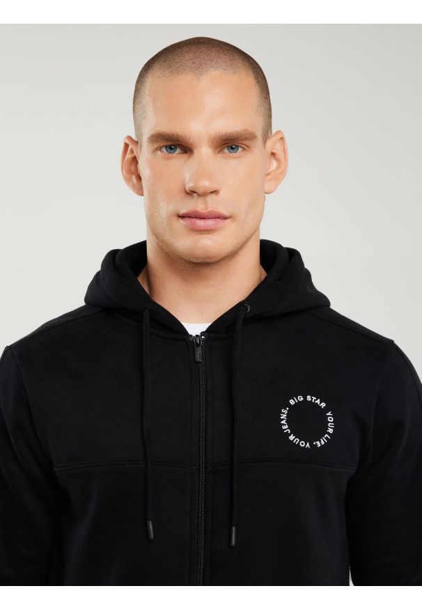 Big-Star - Bluza męska z kapturem czarna Ajron 906/ Kersyn 906. Okazja: na co dzień, na spacer. Typ kołnierza: kaptur. Kolor: czarny. Materiał: dresówka, jeans, materiał. Długość rękawa: długi rękaw. Długość: długie. Styl: sportowy, wakacyjny, elegancki, casual