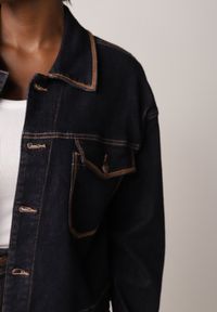 Born2be - Niebieska Kurtka Jeansowa z Bawełną Zdobiona Kontrastowymi Lamówkami Nedore. Okazja: na spacer, na co dzień. Kolor: niebieski. Materiał: bawełna, jeans. Wzór: aplikacja. Sezon: lato. Styl: casual, klasyczny #8