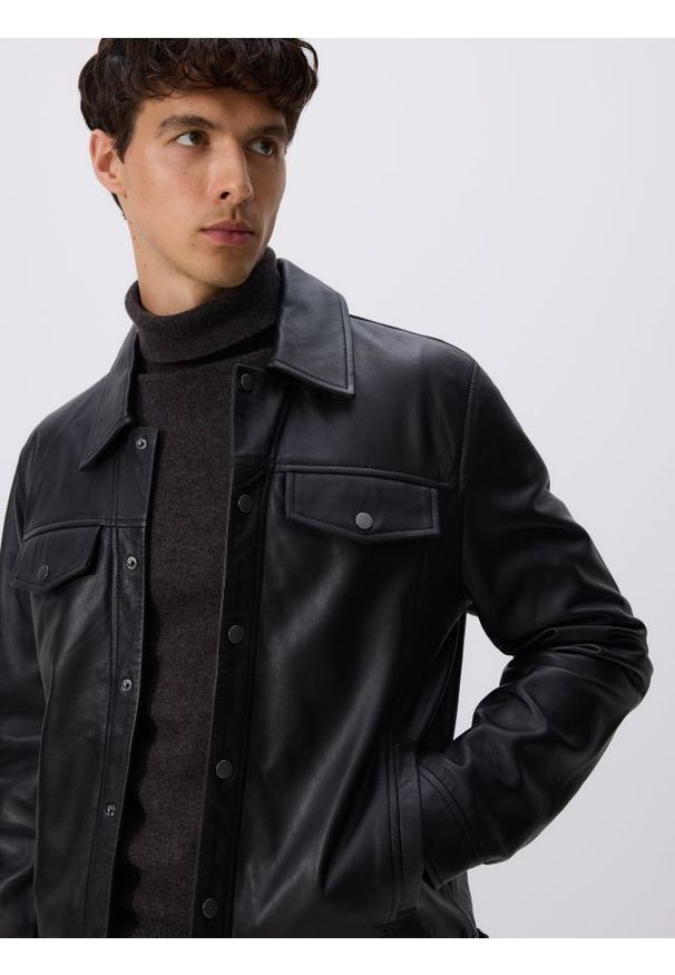 Reserved - Skórzana kurtka z kołnierzem - czarny. Kolor: czarny. Materiał: skóra