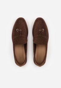 Born2be - Brązowe Mokasyny z Imitacji Zamszu z Ozdobnym Przeszyciem i Zawieszką Veleyra. Okazja: na co dzień, do pracy, na spotkanie biznesowe. Kolor: brązowy. Materiał: zamsz. Styl: biznesowy, klasyczny, casual #9