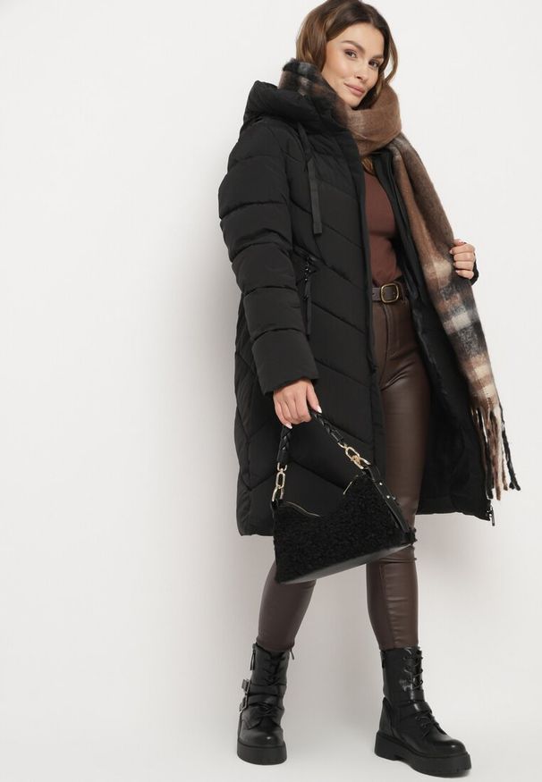 Born2be - Czarna Długa Kurtka Pikowana z Kapturem i Ozdobnymi Suwakami Hediella. Okazja: na co dzień. Typ kołnierza: kaptur. Kolor: czarny. Materiał: dzianina, jeans. Długość: długie. Styl: klasyczny, casual, elegancki