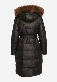 Born2be - Czarna Długa Pikowana Kurtka z Kapturem Odpinanym Futerkiem i Paskiem w Talii Serenira. Okazja: na spacer. Typ kołnierza: kaptur. Kolor: czarny. Materiał: futro. Długość: długie. Styl: elegancki #2