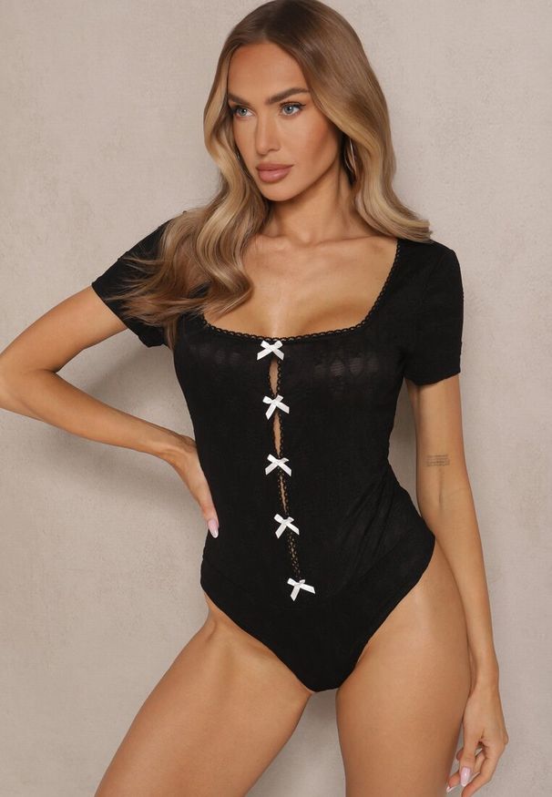 Renee - Czarne Tłoczone Body o Dopasowanym Kroju z Wycięciami i Kokardkami Redola. Okazja: na co dzień. Typ kołnierza: kokarda. Kolor: czarny. Materiał: jeans, materiał. Wzór: aplikacja. Styl: klasyczny, casual
