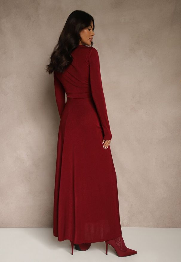 Renee - Bordowa Sukienka Koktajlowa z Marszczeniem i Metaliczną Ozdobą Retanda. Okazja: do pracy, na randkę, na spotkanie biznesowe, na imprezę. Kolor: czerwony. Wzór: aplikacja. Typ sukienki: asymetryczne. Styl: wizytowy