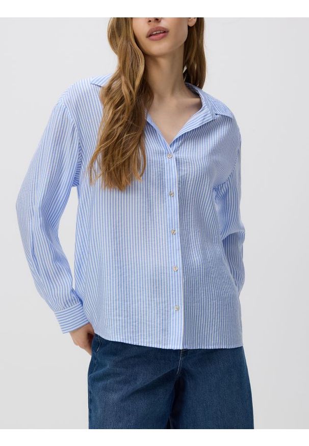Reserved - Koszula z wiskozą - jasnoniebieski. Typ kołnierza: kołnierzyk klasyczny. Kolor: niebieski. Materiał: wiskoza. Długość rękawa: długi rękaw. Długość: długie. Styl: klasyczny