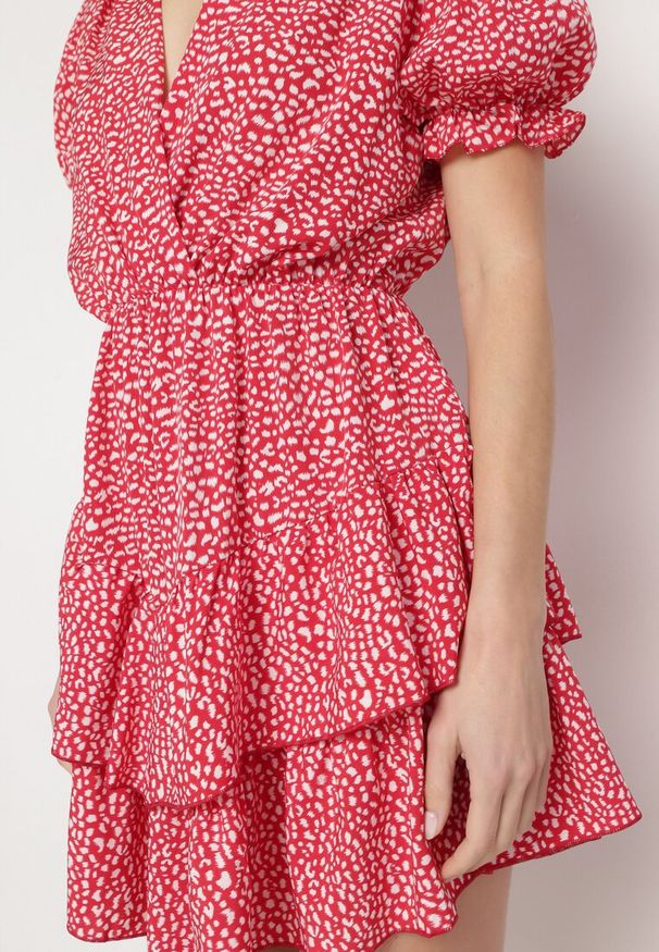 Born2be - Czerwona Sukienka z Gumką w Talii z Kopertowym Dekoltem Ianveia. Kolor: czerwony. Typ sukienki: kopertowe