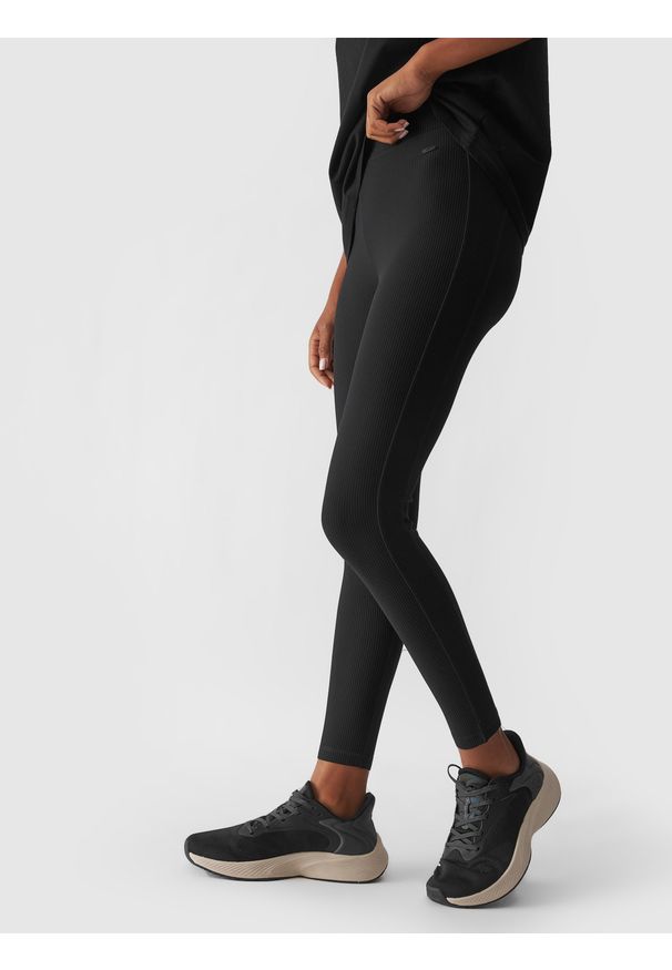 4f - 4F Legginsy prążkowane damskie - czarne M. Okazja: na co dzień. Stan: podwyższony. Kolor: czarny. Materiał: prążkowany. Wzór: prążki, jednolity. Styl: casual, sportowy