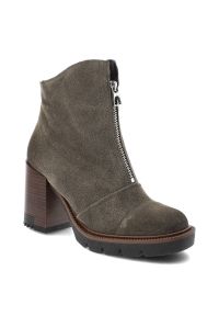 Zielone Botki Karino Damskie Modne Obuwie Jesienne. Zapięcie: zamek. Kolor: zielony. Materiał: jeans, welur, skóra. Sezon: jesień. Obcas: na obcasie. Styl: klasyczny, elegancki. Wysokość obcasa: średni