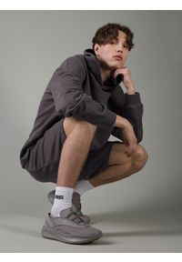 4f - Buty lifestyle sneakersy skórzane uniseks 4F x Robert Lewandowski. Zapięcie: sznurówki. Kolor: szary. Materiał: skóra. Szerokość cholewki: normalna. Sport: piłka nożna