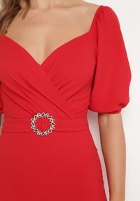 Born2be - Czerwona Sukienka Dopasowana z Paskiem i Klamrą w Talii oraz Bufiastymi Rękawami Lurdia. Okazja: na ślub cywilny, na wesele. Kolor: czerwony. Wzór: aplikacja. Styl: elegancki #7
