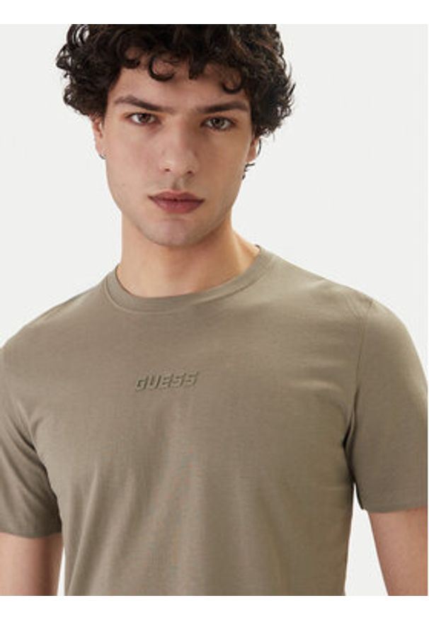 Guess T-Shirt Z6GI06 K2847 Khaki Regular Fit. Kolor: brązowy. Materiał: bawełna