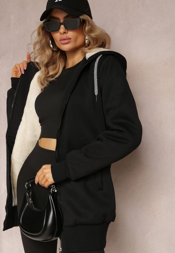 Renee - Czarna Bluza ze Sztucznym Futerkiem i Kapturem oraz Kieszeniami Creactia. Kolor: czarny. Materiał: futro