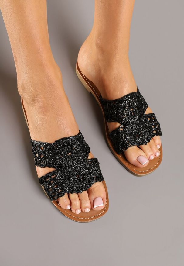 Renee - Czarne Klapki z Plecioną Cholewką Liswia. Okazja: na spacer. Kolor: czarny. Materiał: zamsz. Obcas: na płaskiej podeszwie. Styl: boho