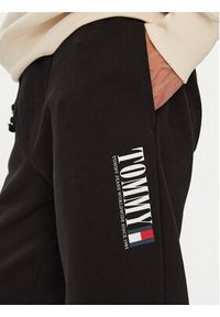 Tommy Jeans Spodnie dresowe Dna Graphic DM0DM22145 Czarny Slim Fit. Kolor: czarny. Materiał: bawełna #3