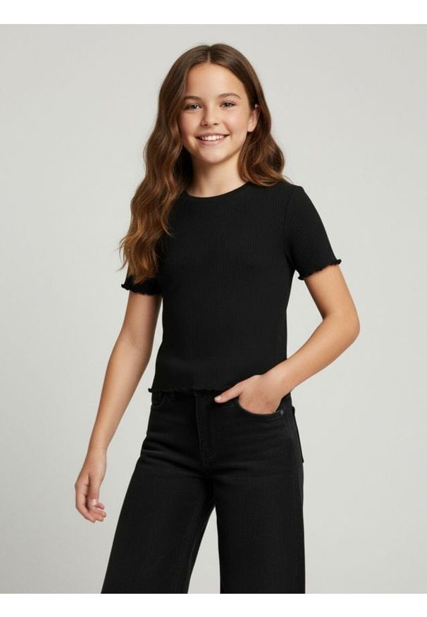Sinsay - Prążkowana koszulka z ozdobnymi falbankami - czarny. Typ kołnierza: kołnierz z falbankami. Kolor: czarny. Materiał: prążkowany