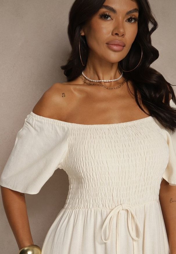 Renee - Jasnobeżowa Wiskozowa Sukienka z Lnem o Rozkloszowanym Kroju Koloreia. Okazja: na imprezę, na co dzień. Typ kołnierza: dekolt kwadratowy. Kolor: beżowy. Materiał: len, wiskoza. Sezon: lato. Styl: casual, elegancki