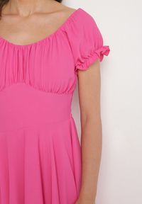 Born2be - Fuksjowa Sukienka z Bawełną Typu Hiszpanka z Ozdobnymi Bufkami Lunaleia. Okazja: na co dzień. Typ kołnierza: dekolt hiszpanka. Kolor: różowy. Materiał: bawełna. Styl: klasyczny, casual, elegancki #4