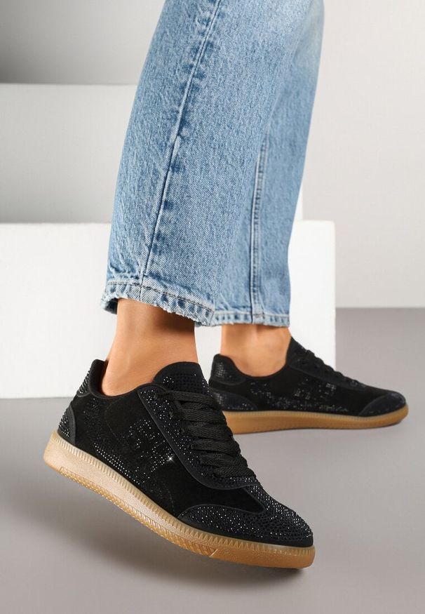 Renee - Czarne Sneakersy Tenisówki Ozdobione Cyrkoniami Amoiona. Okazja: na co dzień. Zapięcie: sznurówki. Kolor: czarny. Materiał: jeans. Wzór: aplikacja. Obcas: na płaskiej podeszwie