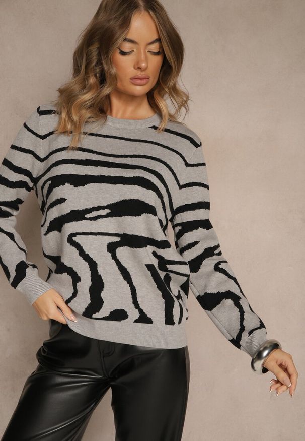 Renee - Szary Klasyczny Sweter w Zebrę Unarella. Okazja: na co dzień. Kolor: szary. Wzór: motyw zwierzęcy. Styl: klasyczny