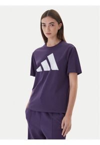 Adidas - adidas T-Shirt Holiday Metallic Graphic JV8527 Fioletowy Regular Fit. Kolor: fioletowy. Materiał: bawełna