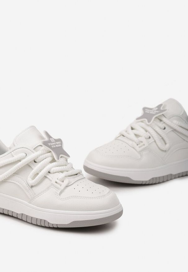 Renee - Białe Sneakersy z Grubymi Sznurowadłami i Naszywką w Kształcie Gwiazdki Alesine. Nosek buta: okrągły. Zapięcie: sznurówki. Kolor: biały. Wzór: aplikacja. Obcas: na obcasie. Wysokość obcasa: niski