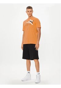 Puma T-Shirt Ess+ Logo 678988 Pomarańczowy Regular Fit. Kolor: pomarańczowy. Materiał: bawełna