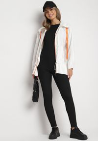 Born2be - Biała Kurtka Jednorzędowa z Bawełną Kapturem i Wstążką Zakończona Ściągaczem Martinis. Okazja: na co dzień. Kolor: biały. Materiał: bawełna. Wzór: aplikacja. Styl: casual, elegancki, klasyczny #4