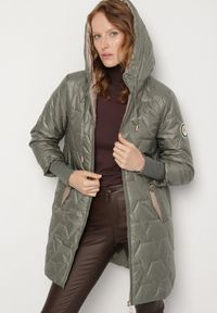 Born2be - Zielona Pikowana Kurtka z Kapturem i Wsuwanymi Kieszeniami Emmivre. Typ kołnierza: kaptur. Kolor: zielony. Materiał: jeans. Styl: klasyczny, sportowy