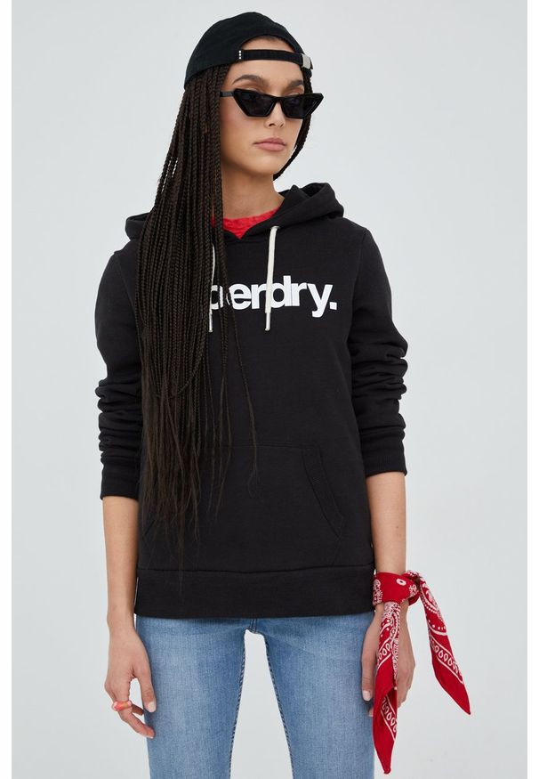 Superdry bluza damska kolor czarny z kapturem z nadrukiem. Typ kołnierza: kaptur. Kolor: czarny. Wzór: nadruk