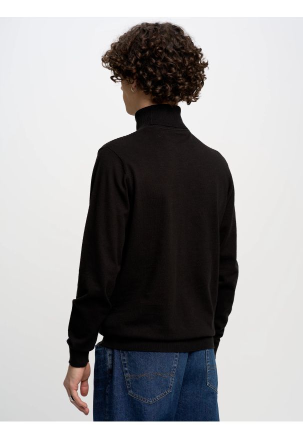 Big-Star - Sweter męski z golfem czarny Charis 906. Okazja: na co dzień. Typ kołnierza: golf. Kolor: czarny. Materiał: żakard, skóra, materiał, dzianina, jeans, bawełna. Wzór: aplikacja, kolorowy. Styl: elegancki, klasyczny, casual