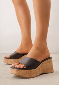 Born2be - Ciemnobrązowe Klapki VICES z Kwadratowym Noskiem na Koturnie z Imitacji Korka Cordereida. Okazja: na co dzień. Kolor: brązowy. Materiał: jeans, len. Wzór: haft. Sezon: lato. Obcas: na koturnie. Styl: casual #5